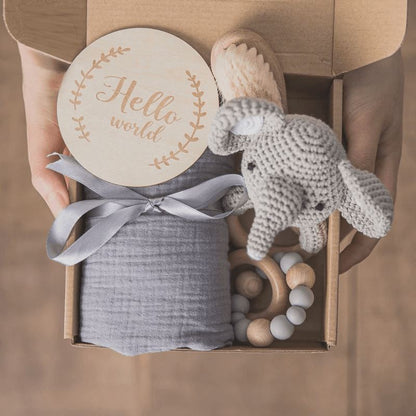 LuxWood™ | Coffret cadeau de luxe pour bébé avec couverture en coton et hochets en bois 