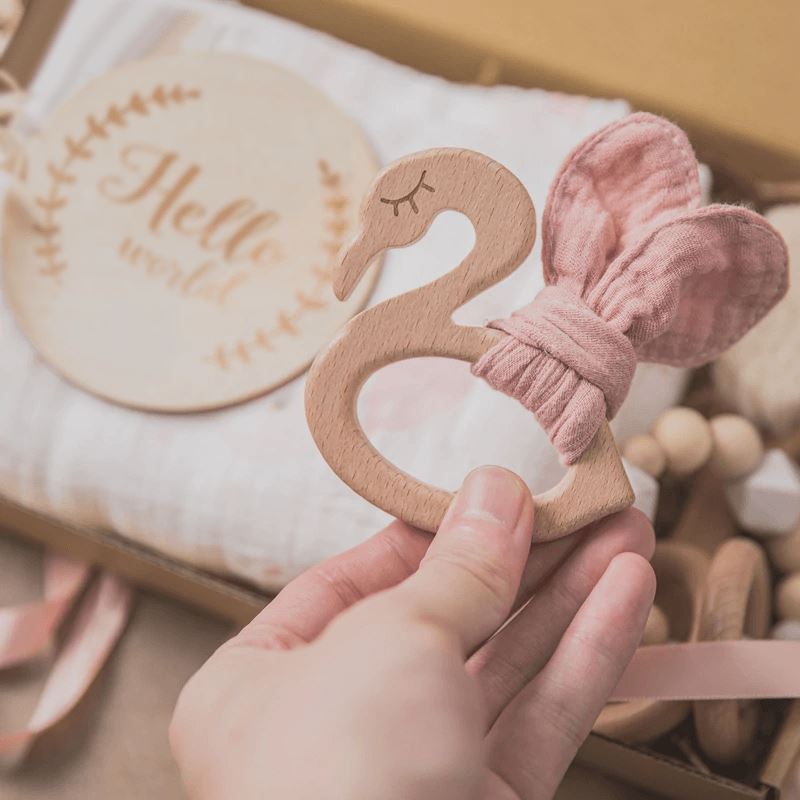 LuxWood™ | Coffret cadeau de luxe pour bébé avec couverture en coton et hochets en bois 