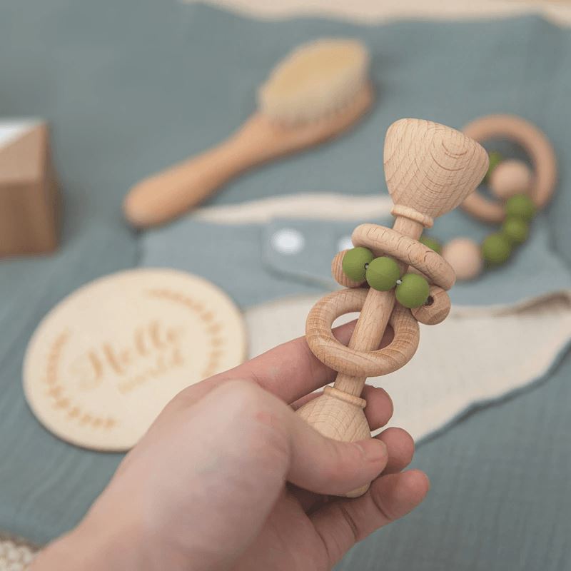 LuxWood™ | Coffret cadeau de luxe pour bébé avec couverture en coton et hochets en bois 