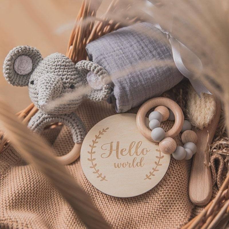 LuxWood™ | Coffret cadeau de luxe pour bébé avec couverture en coton et hochets en bois 