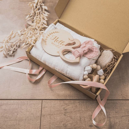 LuxWood™ | Coffret cadeau de luxe pour bébé avec couverture en coton et hochets en bois 