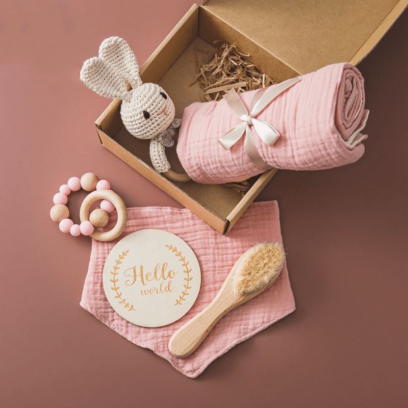 LuxWood™ | Coffret cadeau de luxe pour bébé avec couverture en coton et hochets en bois 