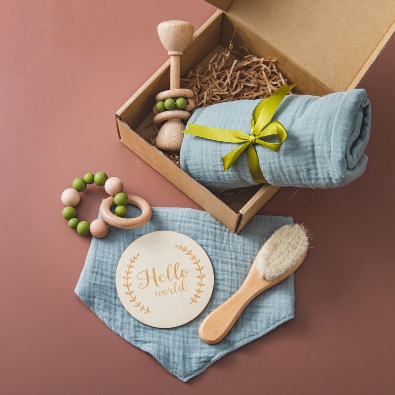 LuxWood™ | Coffret cadeau de luxe pour bébé avec couverture en coton et hochets en bois 