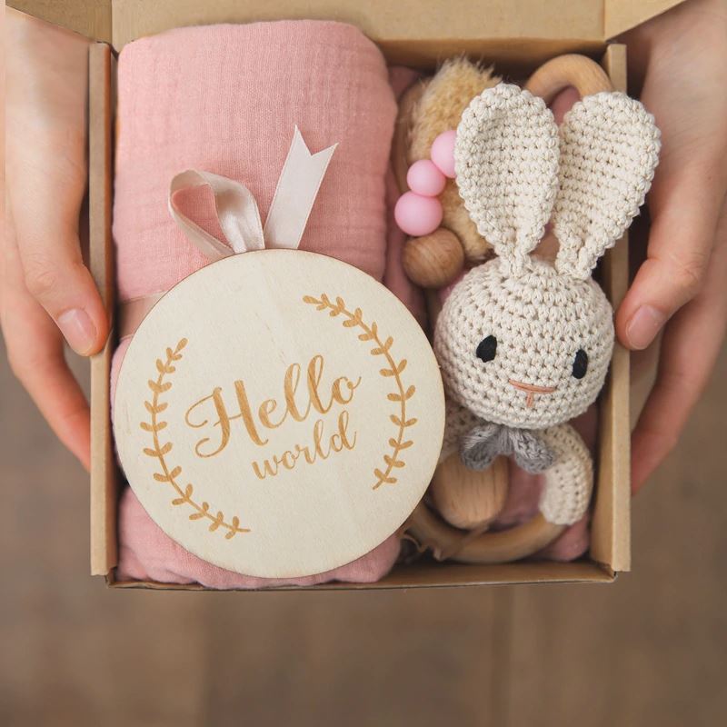 LuxWood™ | Coffret cadeau de luxe pour bébé avec couverture en coton et hochets en bois 