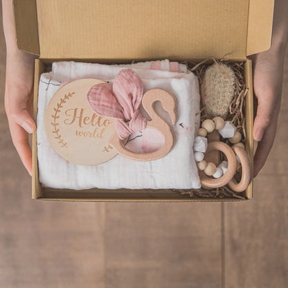 LuxWood™ | Coffret cadeau de luxe pour bébé avec couverture en coton et hochets en bois 